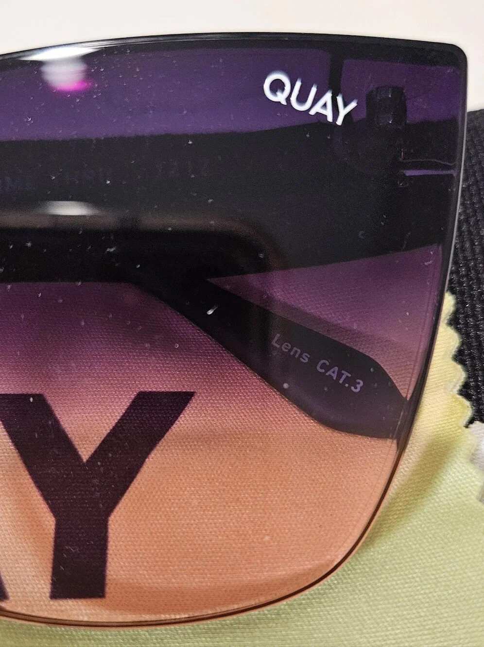 Quay Come Thru Sunglasses – Pink Gradient Lenses – EUC w/ Case